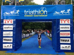 Elit-Ullis går i mål (bild från Vättern Triathlon)